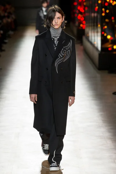 Look 10